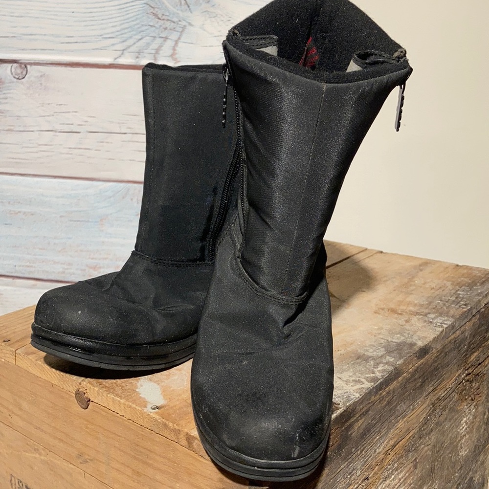 9W TOTES all weather black boot. Double zipper